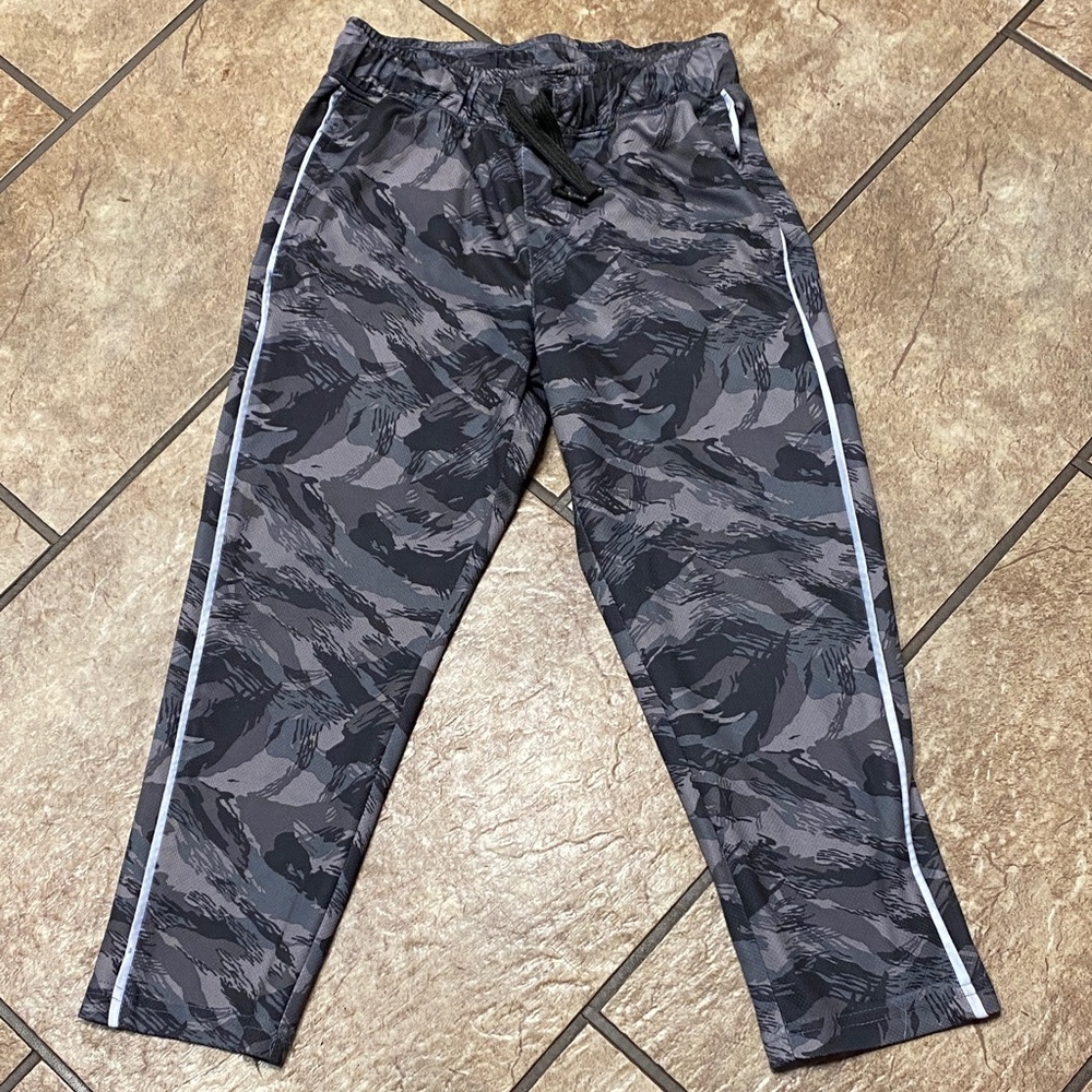 OshKosh B'gosh Gray Camouflage Size 5/5A Joggers Comfy Kids